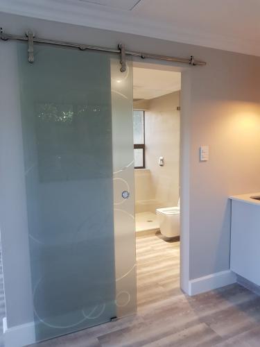 RENOVATION - COMPLETE SEPARATE FLAT 6